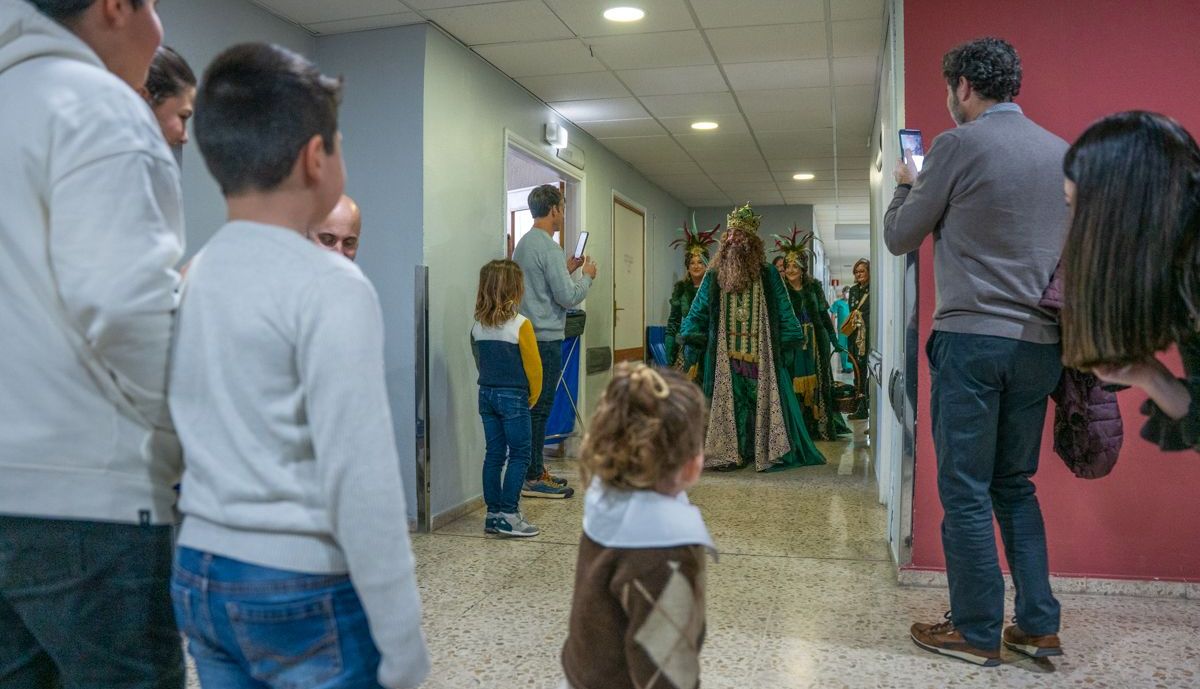Los pequeños, sorprendidos por la visita.