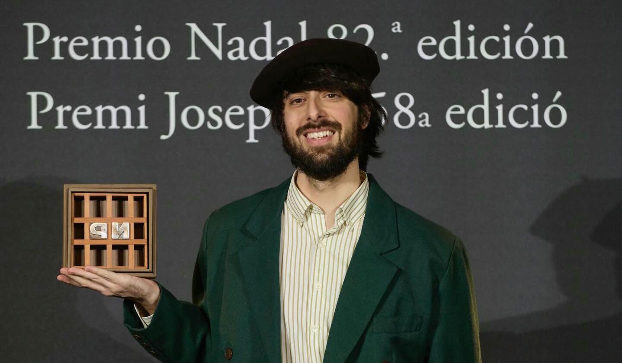 David Uclés posa con el Premio Nadal.