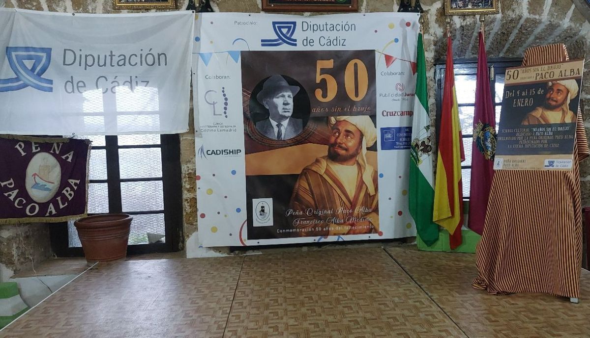 La sede de la peña gaditana, en las bóvedas de Santa Elena, con el cartel del programa de conmemoración.