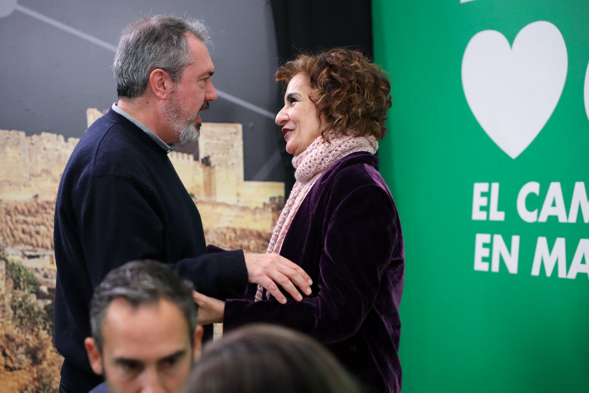 María Jesús Montero saluda, este sábado, a Juan Espadas, en la interparlamentaria del PSOE-A en Alcalá de Guadaíra. María Jesús Montero saluda, este sábado, a Juan Espadas, en la interparlamentaria del PSOE-A en Alcalá de Guadaíra.