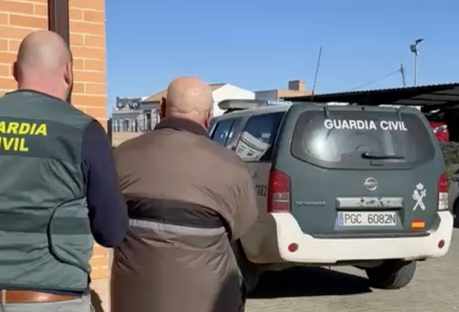 El presunto asesino machista, conducido por la Guardia Civil tras su detención, este domingo en Olvera. 