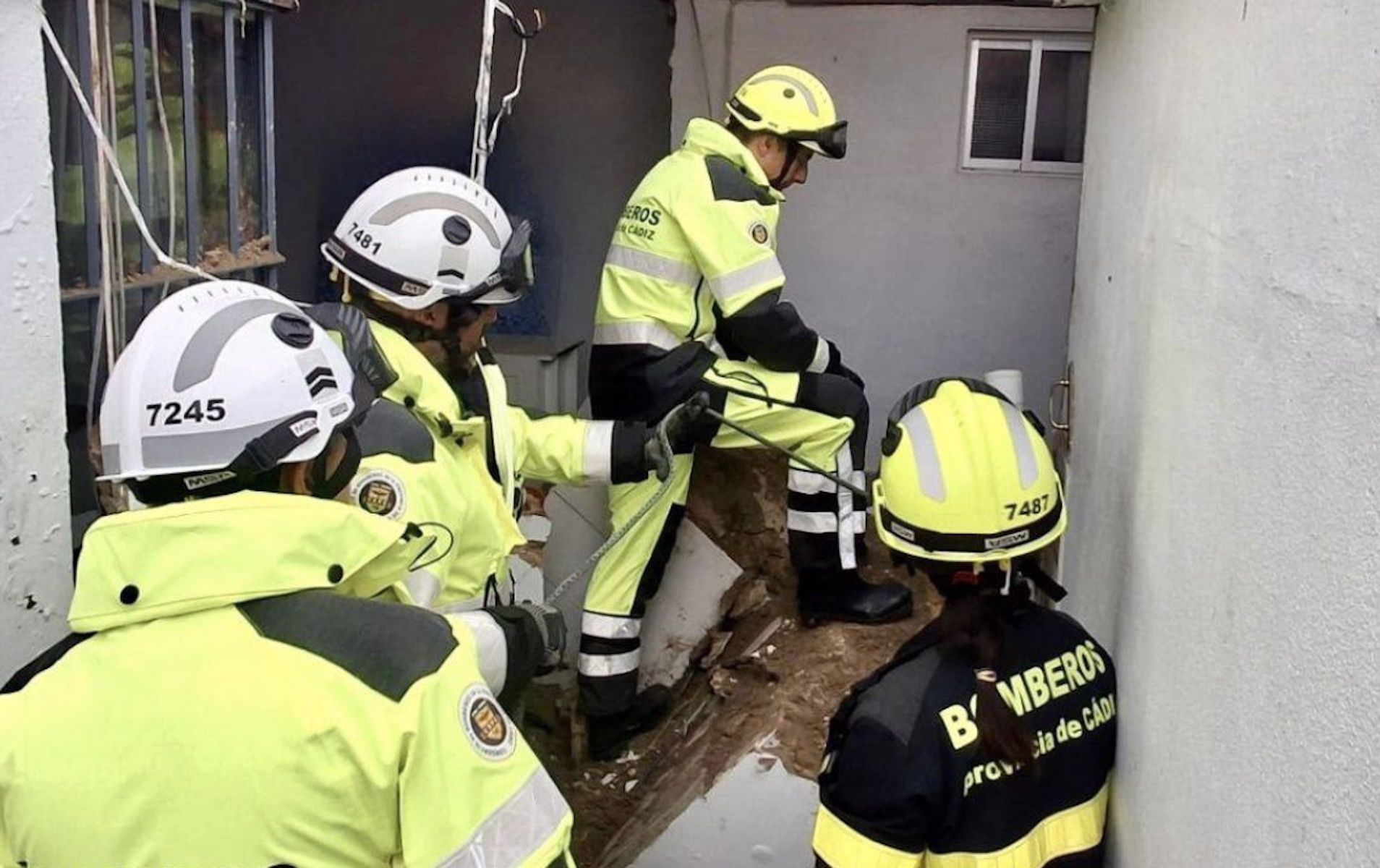Bomberos en la intervención de la calle Martín Fernández.