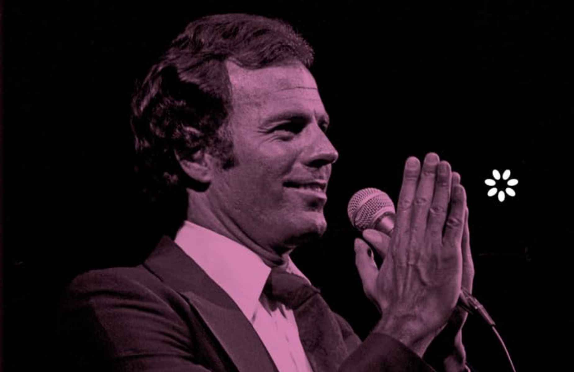 Julio Iglesias, en la cubierta del libro que Ignacio Peyró publicó con la editorial Libros del Asteroide. 