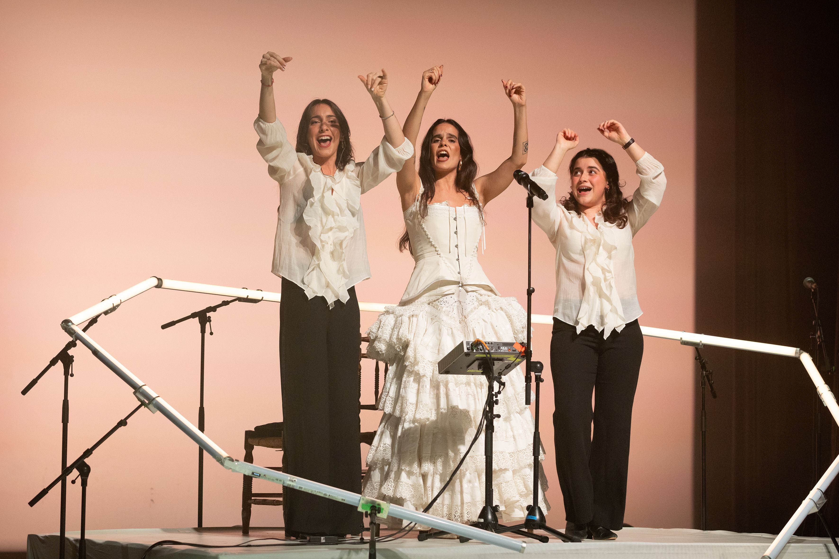 Ángeles Toledano, junto a Belén Vega y Laura Espadas, durante un pasaje de Sangre Sucia en el Festival Flamenco de Nimes 2026.