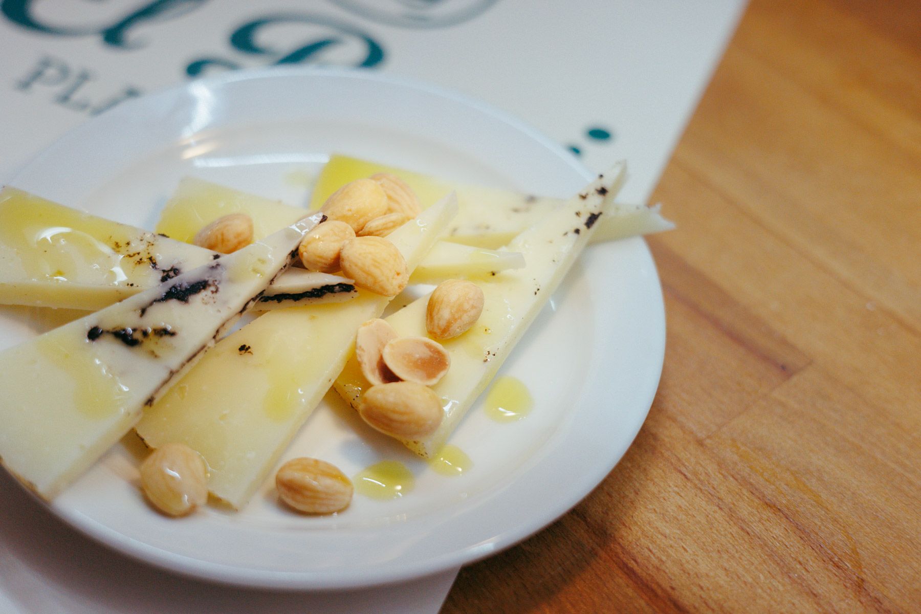 Queso manchego trufado con aceite de oliva, una de las tapas de El Borri en pleno centro de Jerez. 