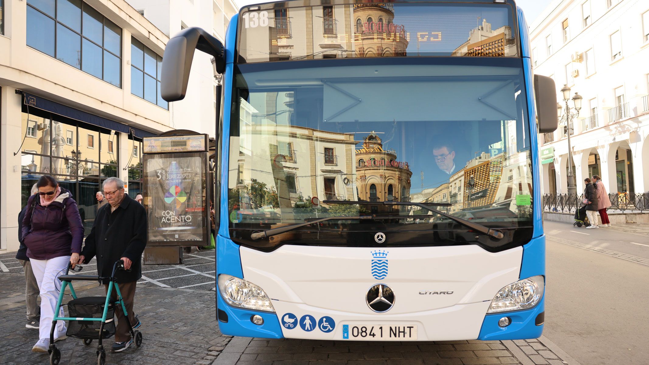 Nuevos autobuses en Jerez, en una imagen reciente. Se podrá pagar con tarjeta y una app permitirá saber cuándo llega