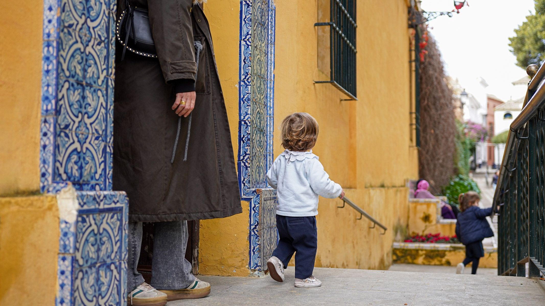 Un niño saliendo de una escuela infantil en Sevilla.