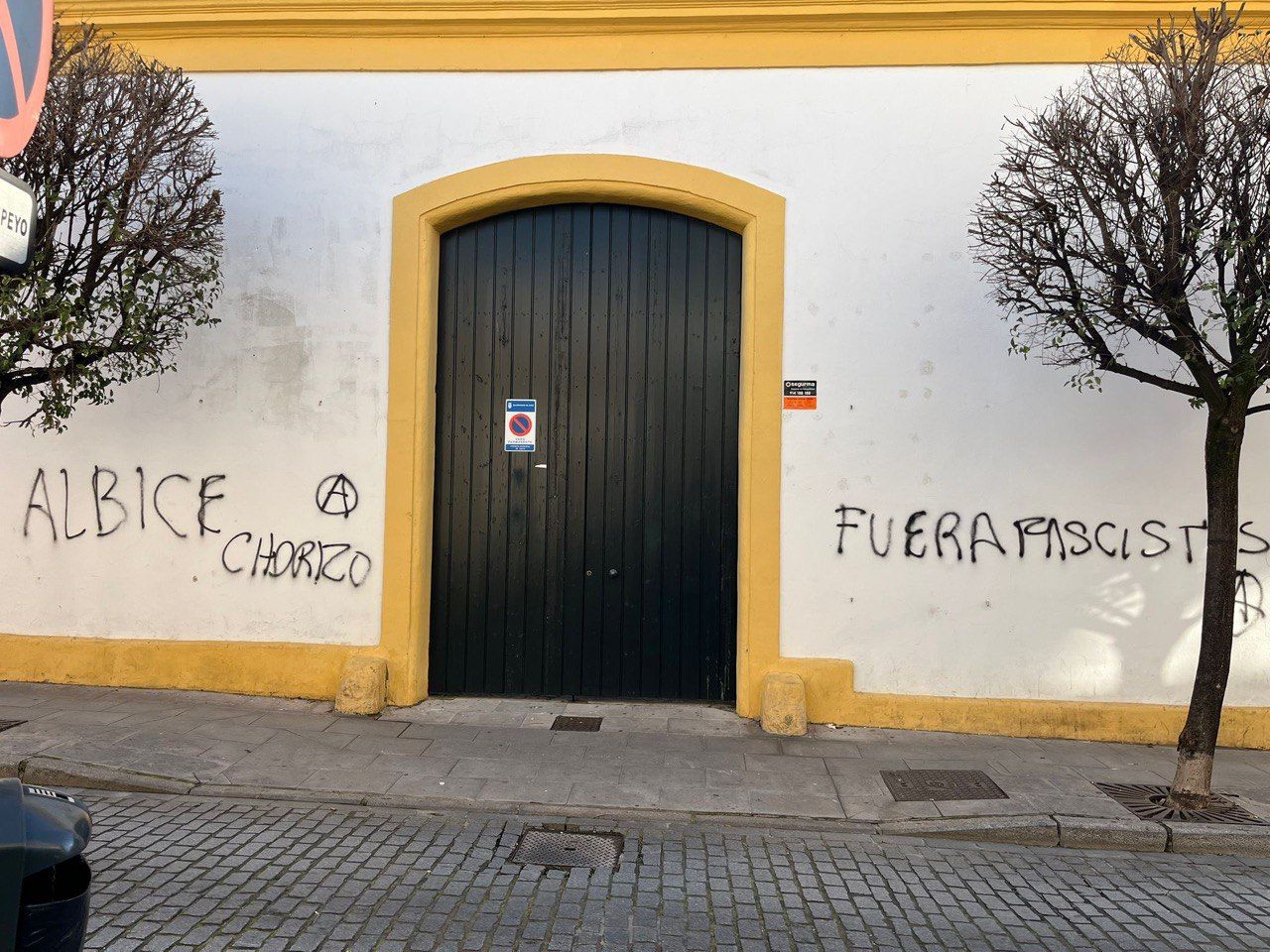 Pintadas contra Alvise Pérez aparecidas en los Museos de la Atalaya.