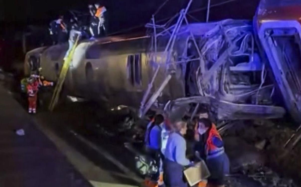 Servicios de emergencias auxiliando a los heridos por el descarrilamiento del tren en Adamuz. Servicios de emergencias auxiliando a los heridos por el descarrilamiento del tren en Adamuz.