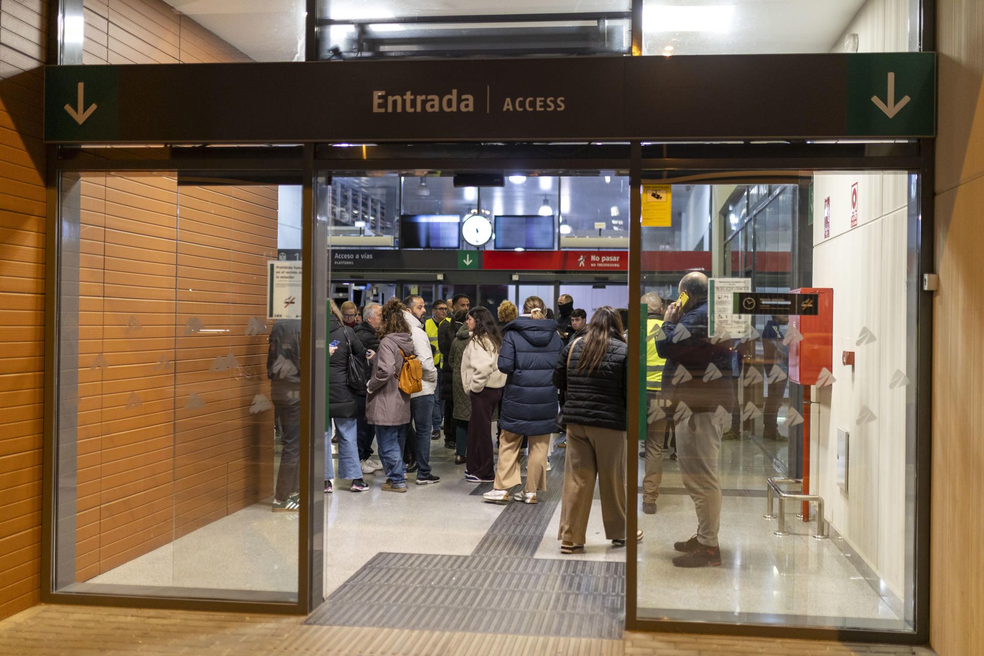 Familiares de pasajeros implicados en el descarrilamiento de Córdoba se acercan a la estación de Huelva.