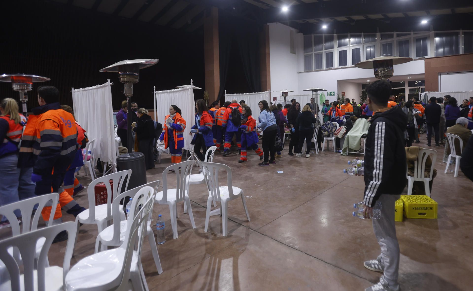 Polideportivo de Adamuz convertido en refugio para muchos de los viajeros de los trenes que chocaron en la tarde de este pasado domingo.