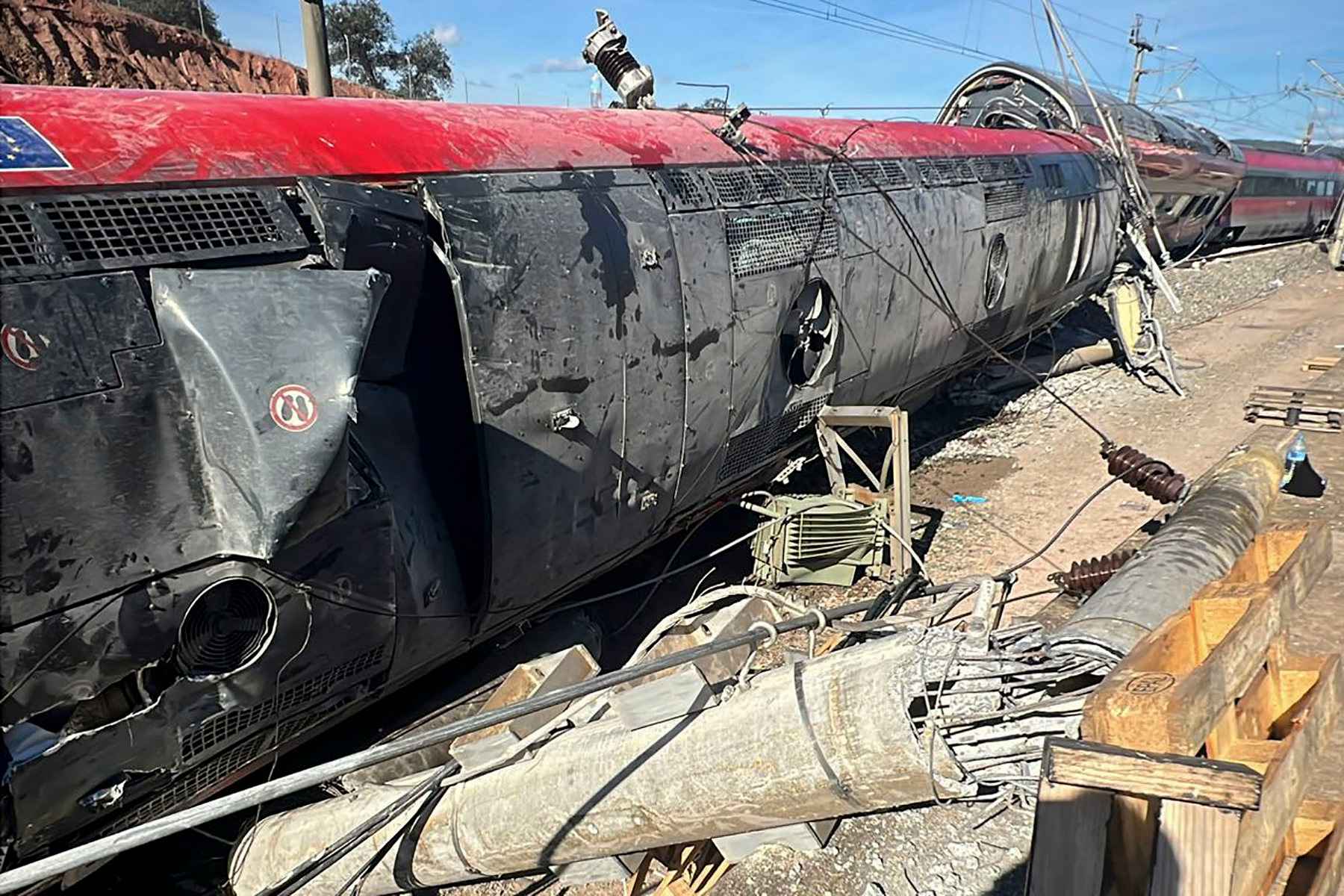 Vista del tren Iryo que descarriló en Adamuz.