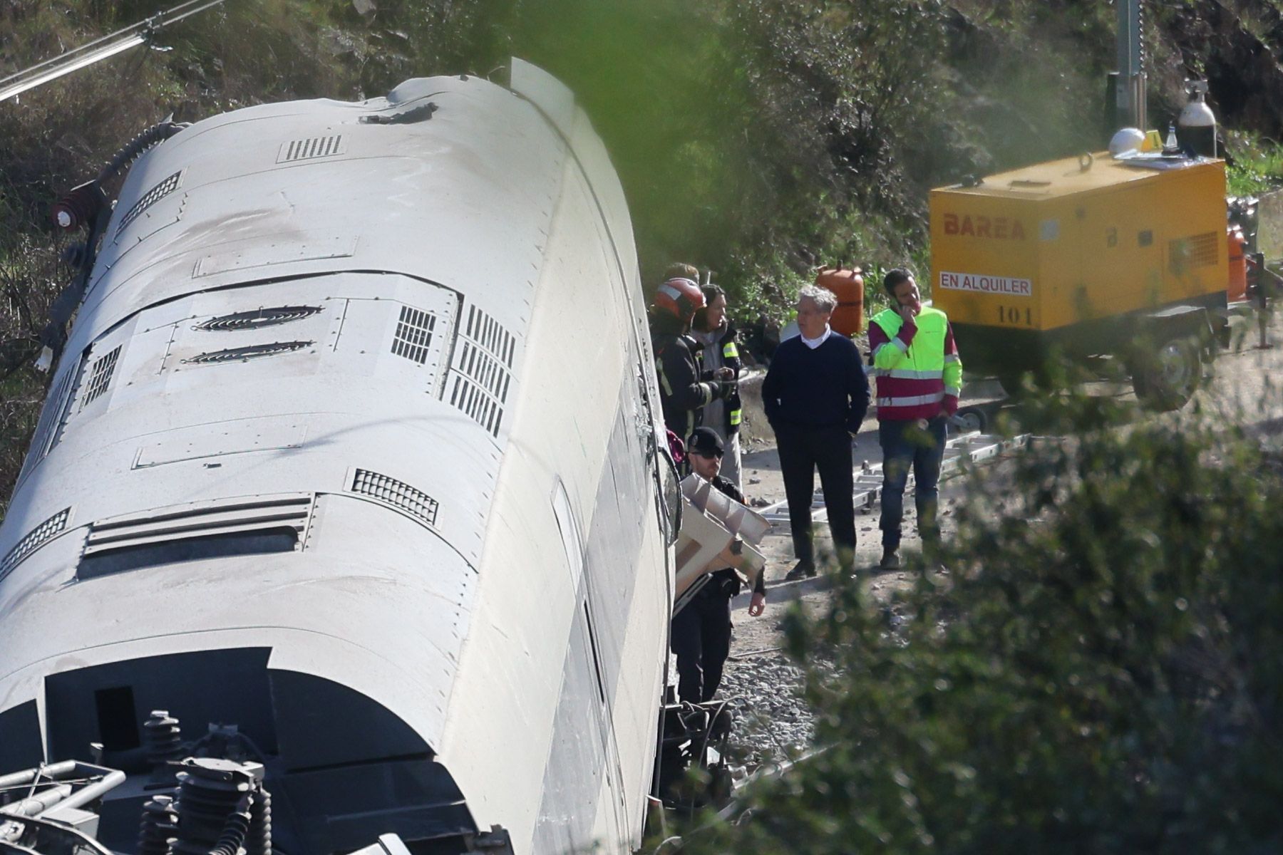 Servicios de emergencias trabajando en el lugar del accidente ferroviario en Adamuz.