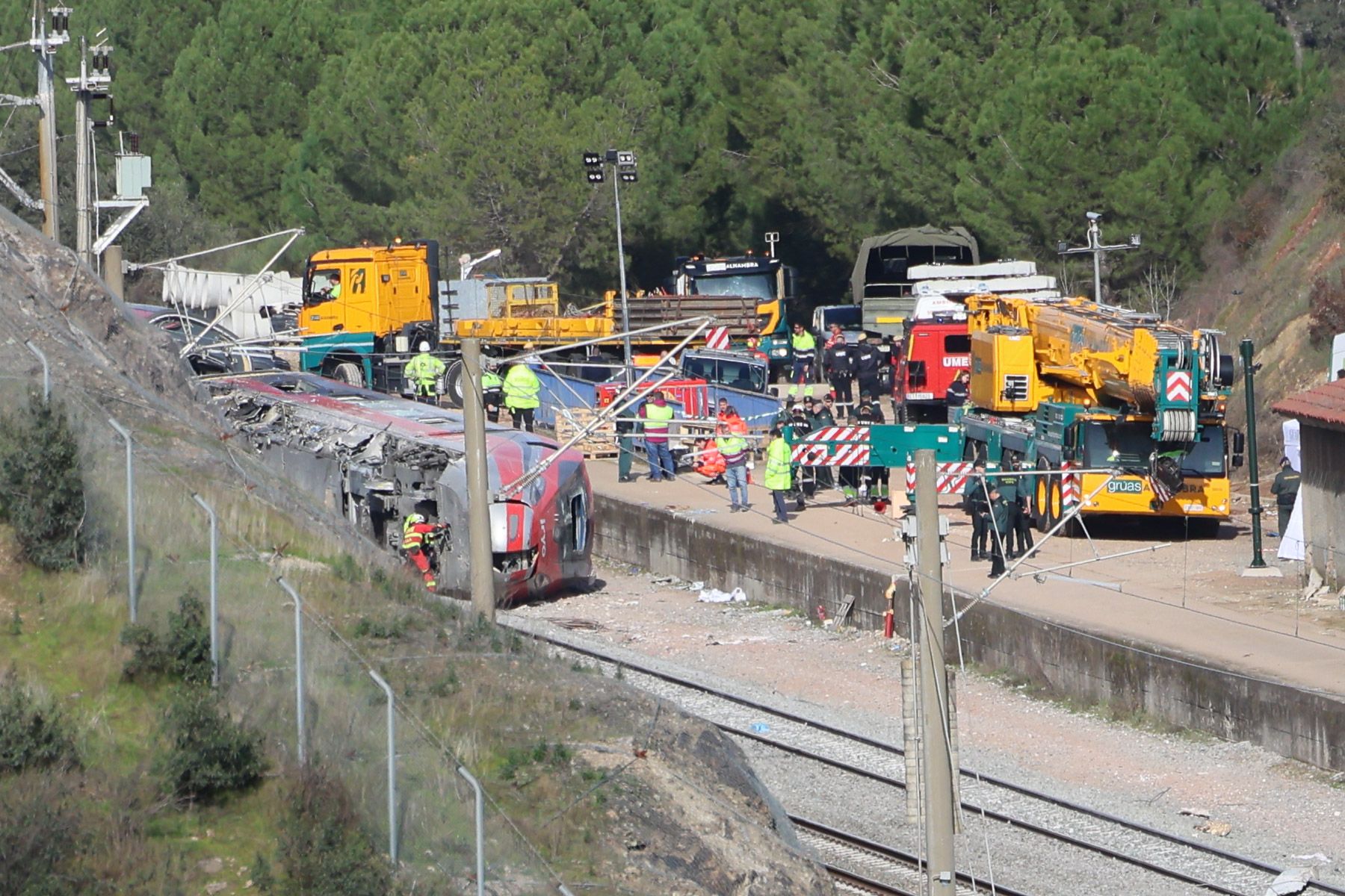 Trabajos en Adamuz con uno de los trenes.