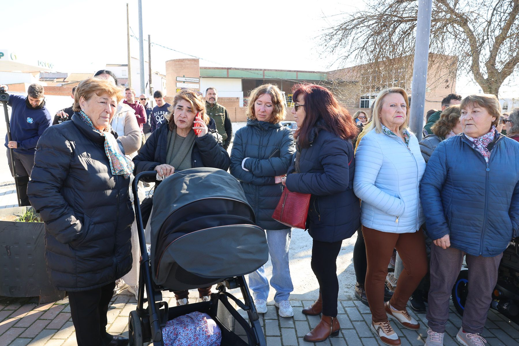 Varias mujeres esperando en la calle la llegada de Felipe VI.