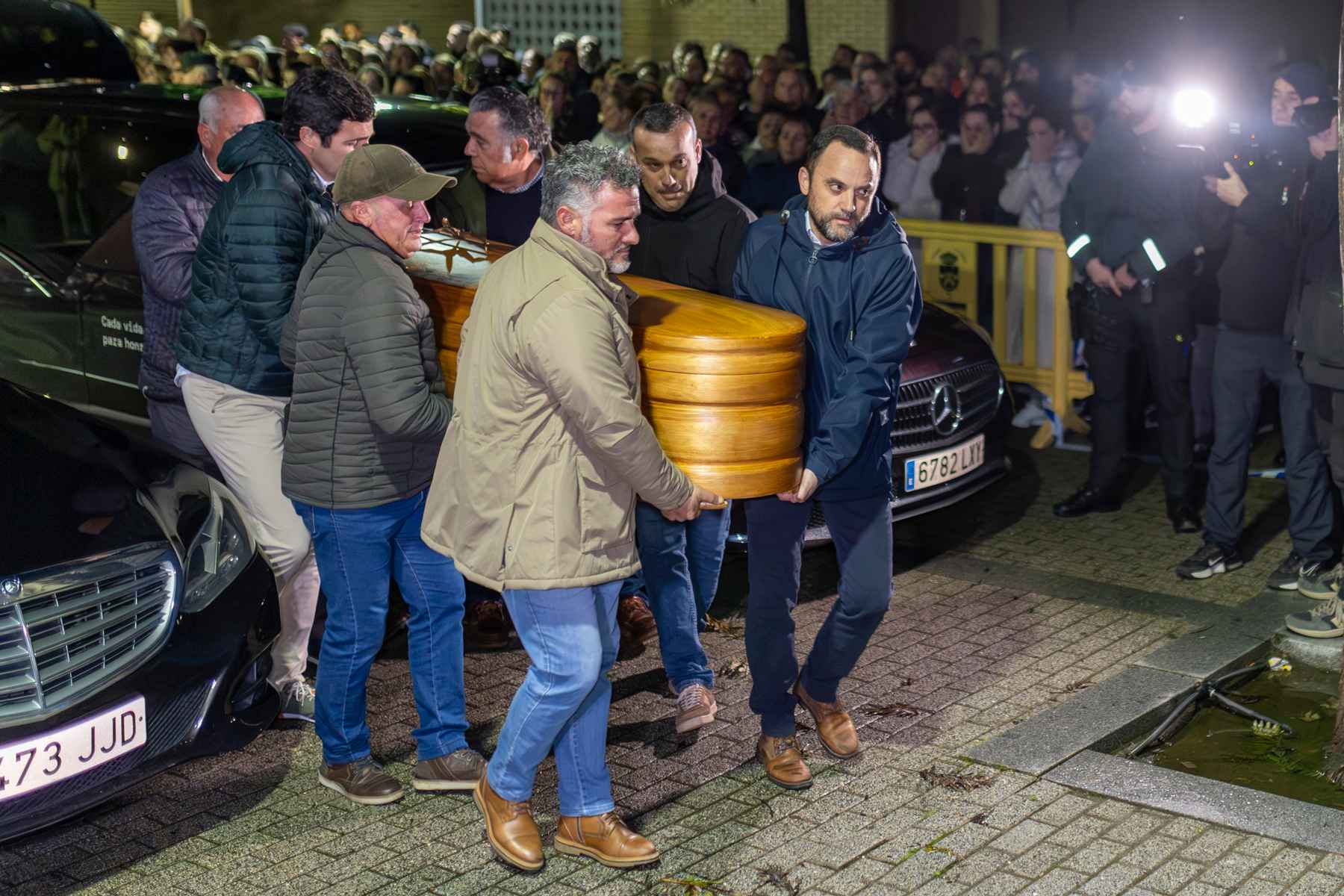 Llegada de los féretros con los restos mortales de la familia Zamorano Álvarez.   FOTO: EFE/Alberto Díaz