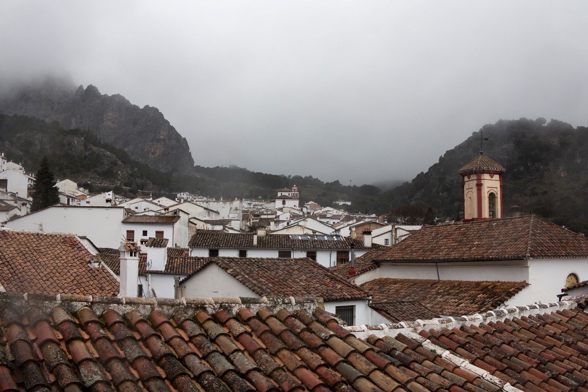 Grazalema cubierto por las nubes.