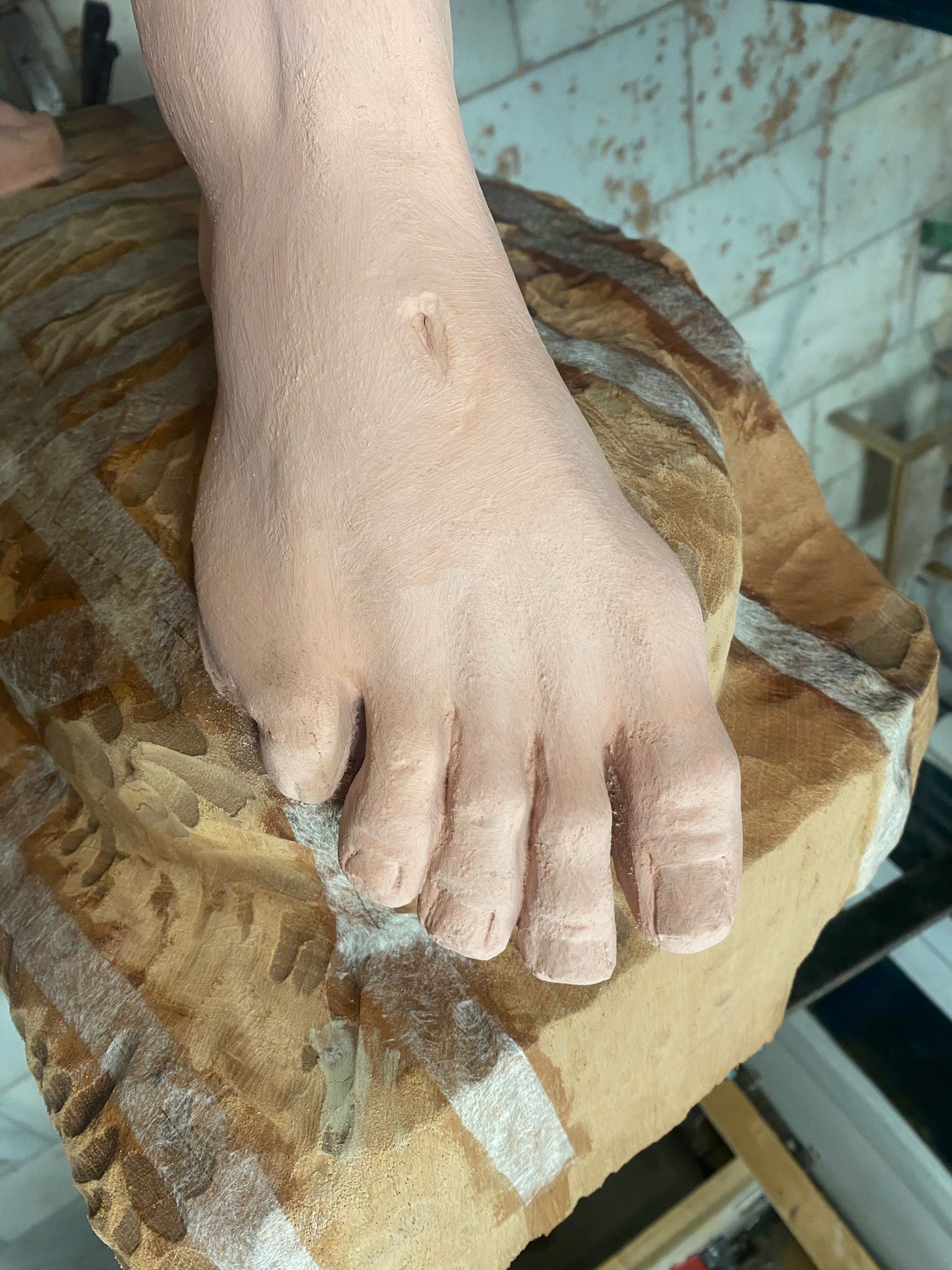 Detalle de uno de los pies de la imagen. 