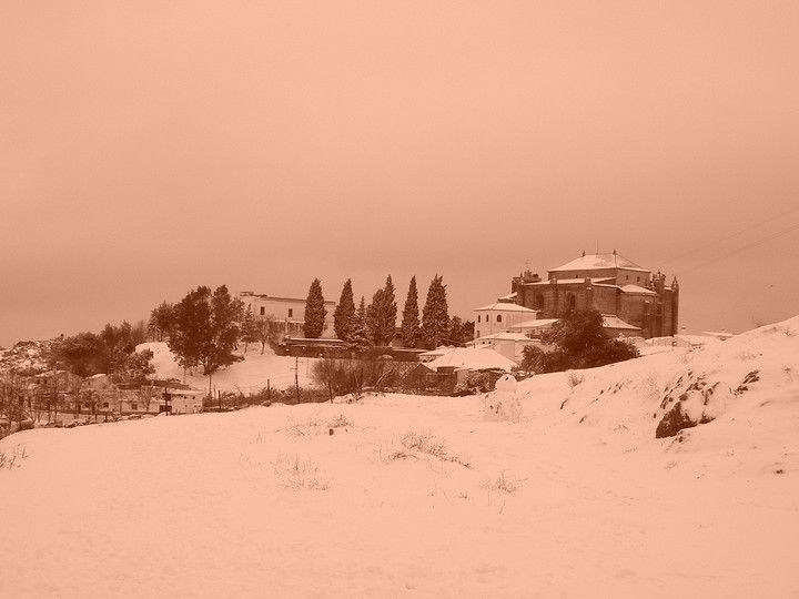 Estampa para la historia de Cazalla de la Sierra completamente nevado, el 3 de febrero de 2010, en una imagen de Manuel Yanes. 