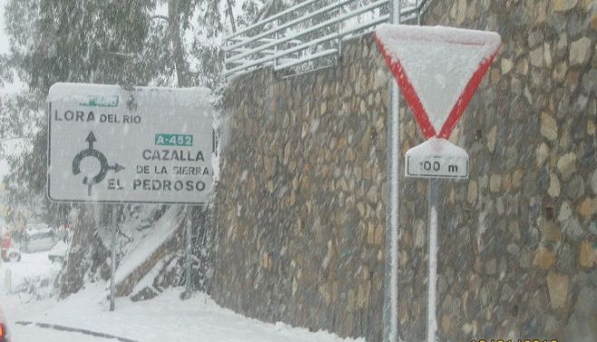 Así amaneció en este cruce de la Sierra Norte el 10 de enero de 2010.