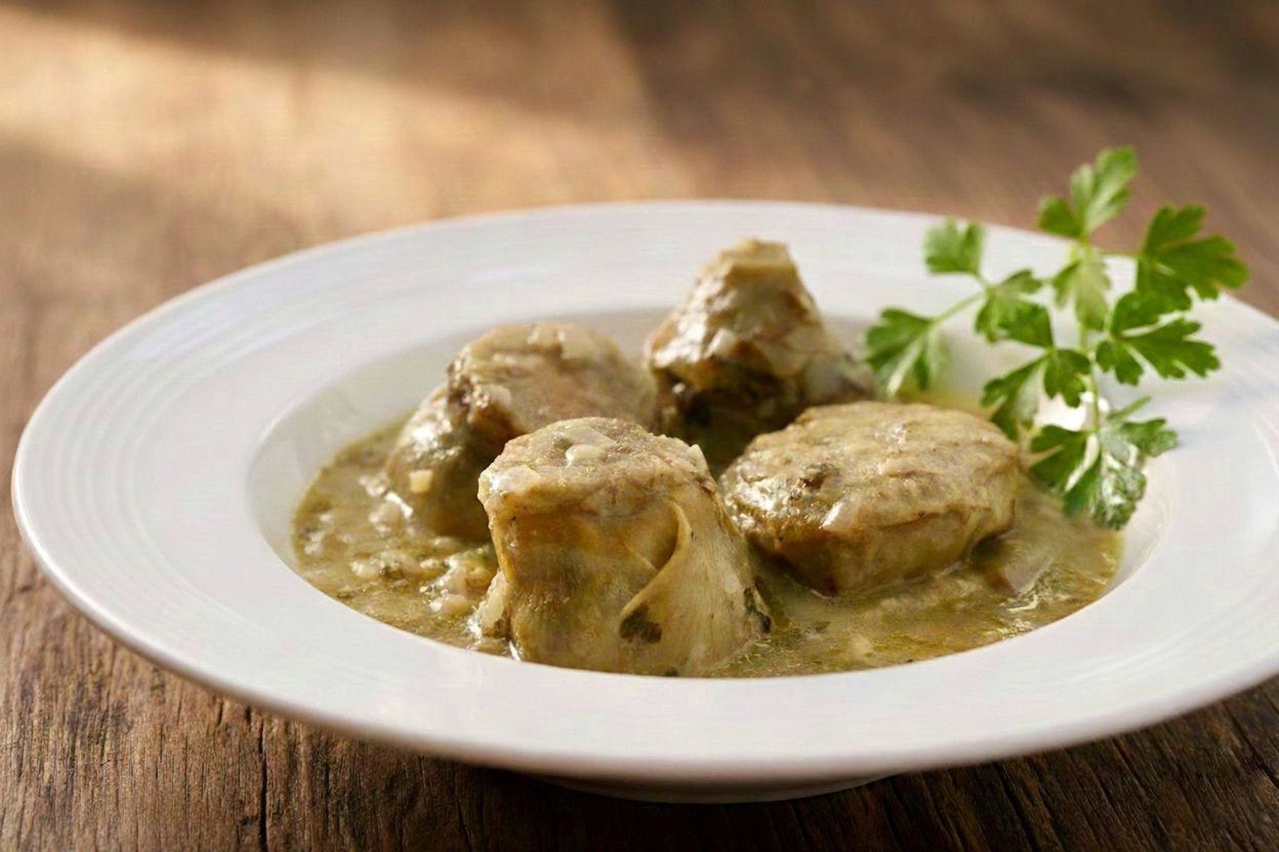 Plato de alcachofas en salsa.