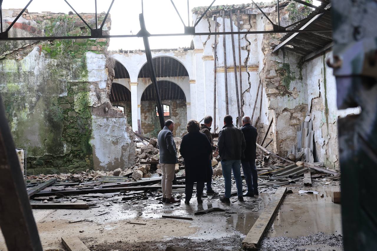 Belén de la Cuadra, con personal municipal en el inmueble del derrumbe. Belén de la Cuadra, con personal municipal en el inmueble del derrumbe.