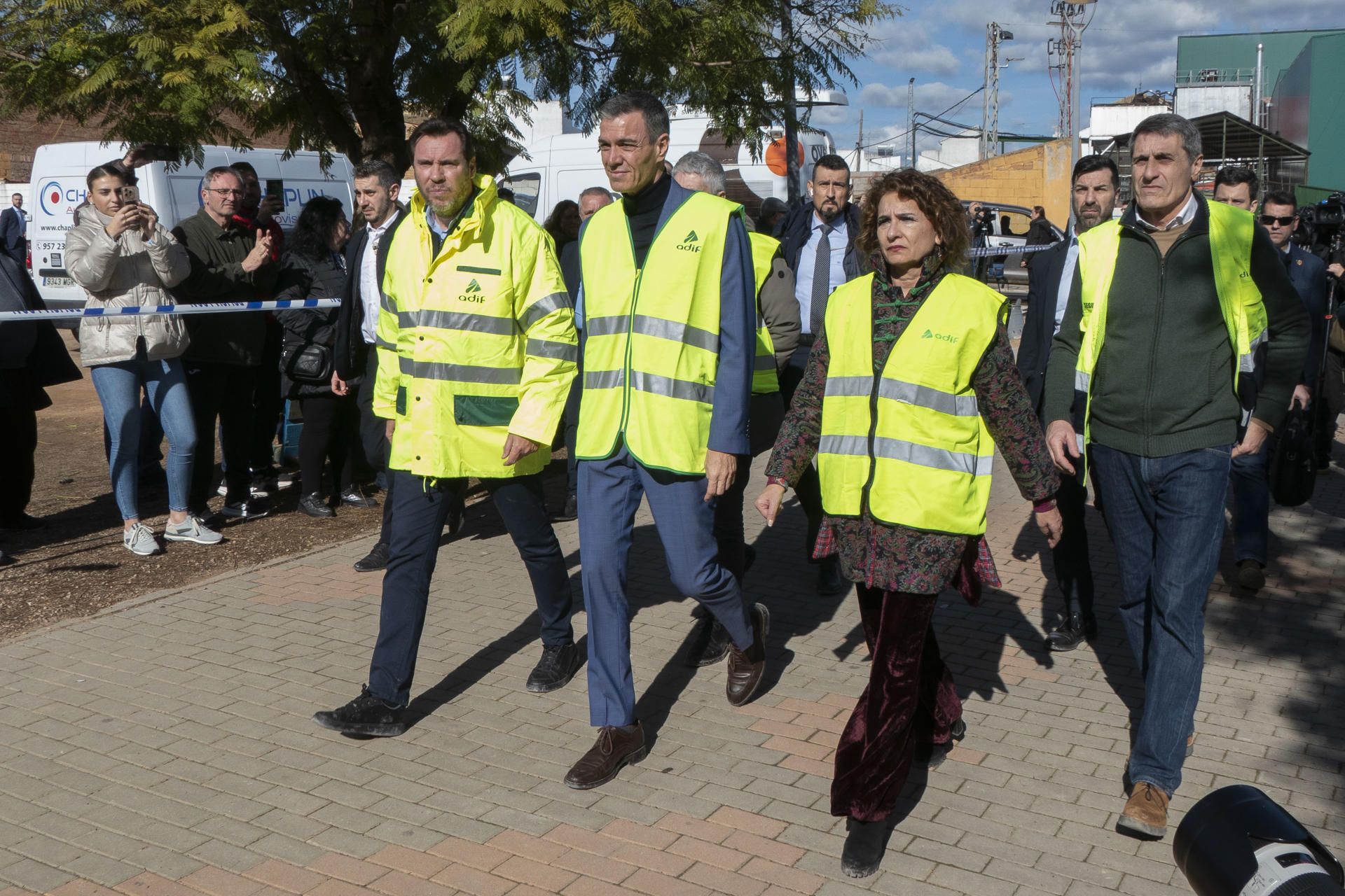 María Jesús Montero, en la visita que hizo a la zona cero de Adamuz junto al presidente del Gobierno, Pedro Sánchez, y el ministro Óscar Puente.