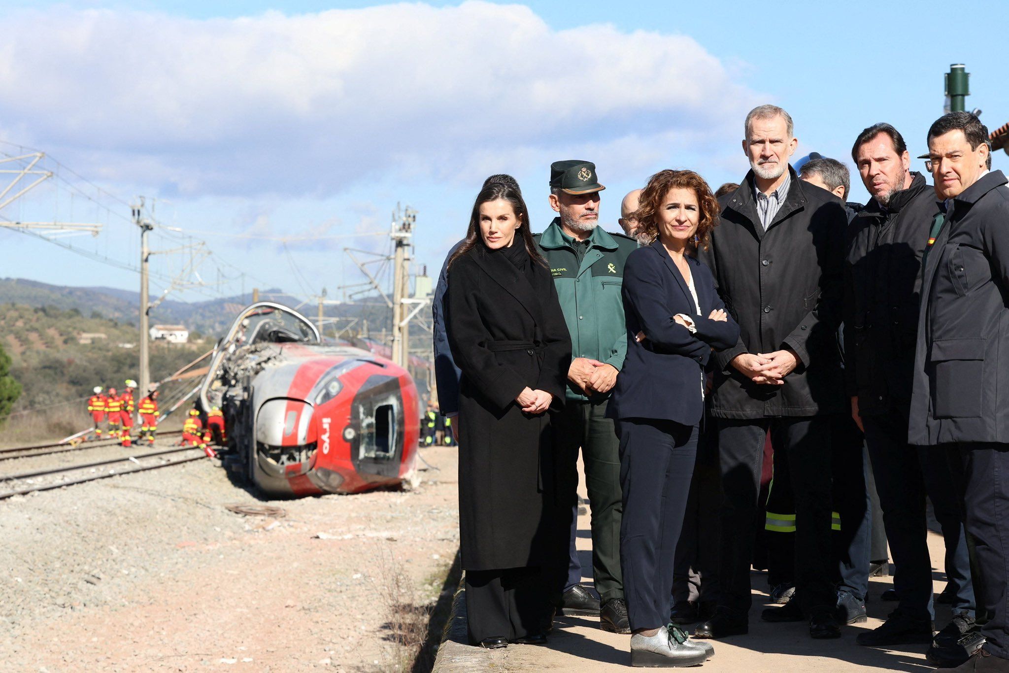 Visita de los Reyes de España a la zona cero en Adamuz, junto a Juanma Moreno, María Jesús Montero y Óscar Puente.