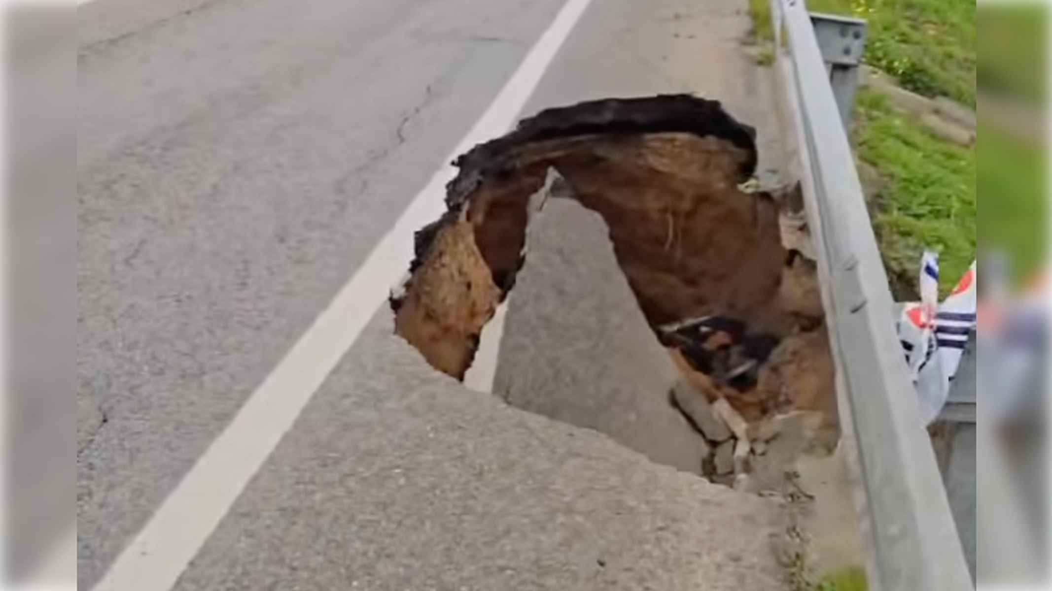 Enorme socavó en la carretera de Rota.