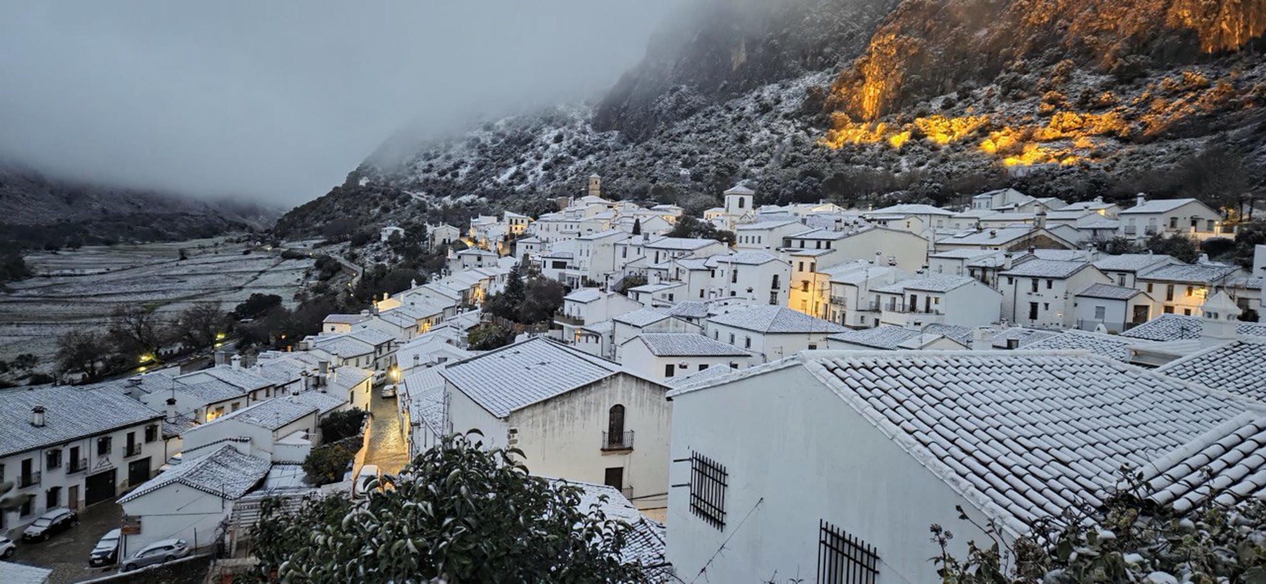 La estampa blanca de la nieve en Villaluenga del Rosario.