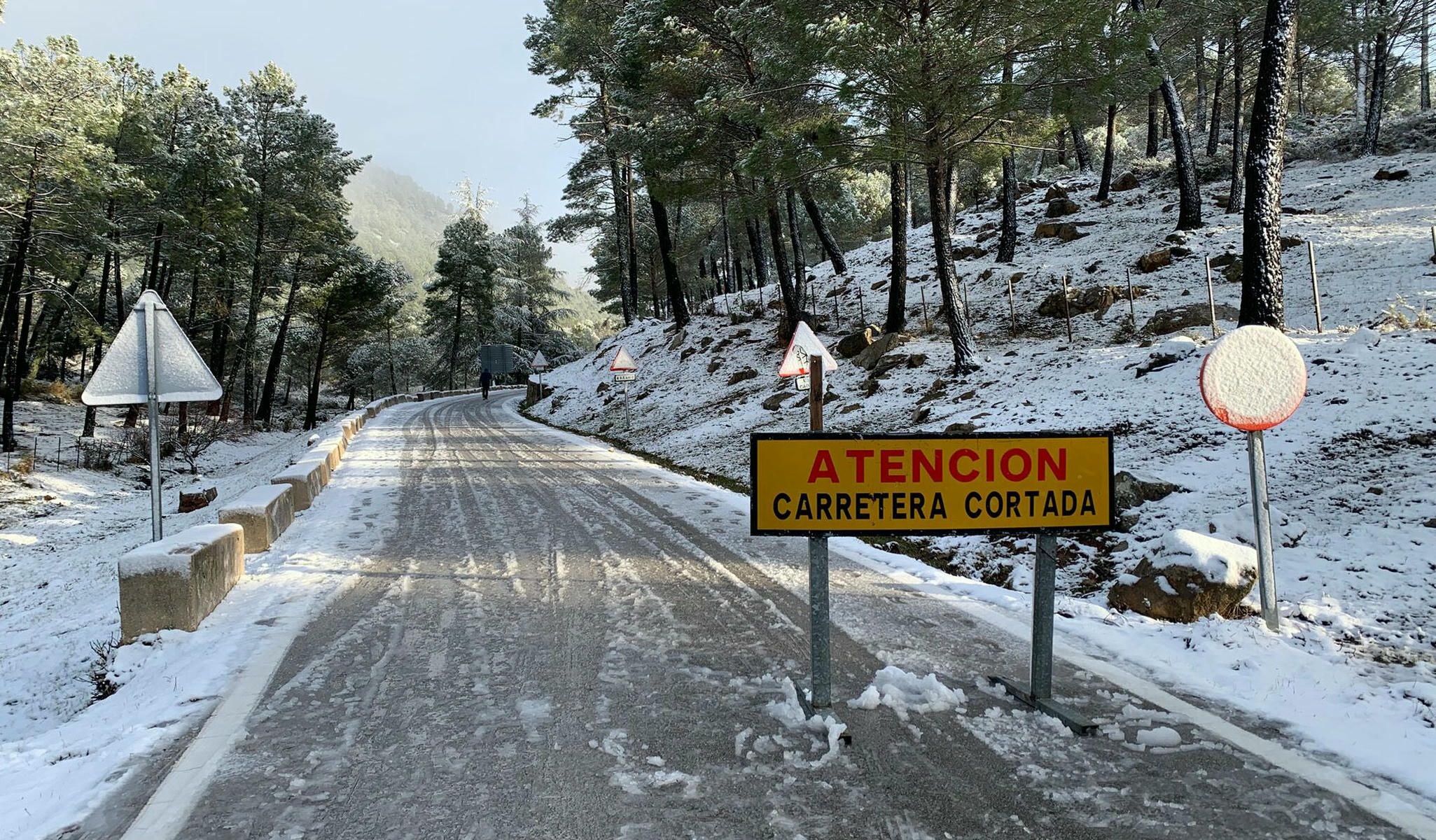 Imágenes de carretera cortada en la Sierra de Grazalema tras el paso de la borrasca 'Ingrid'