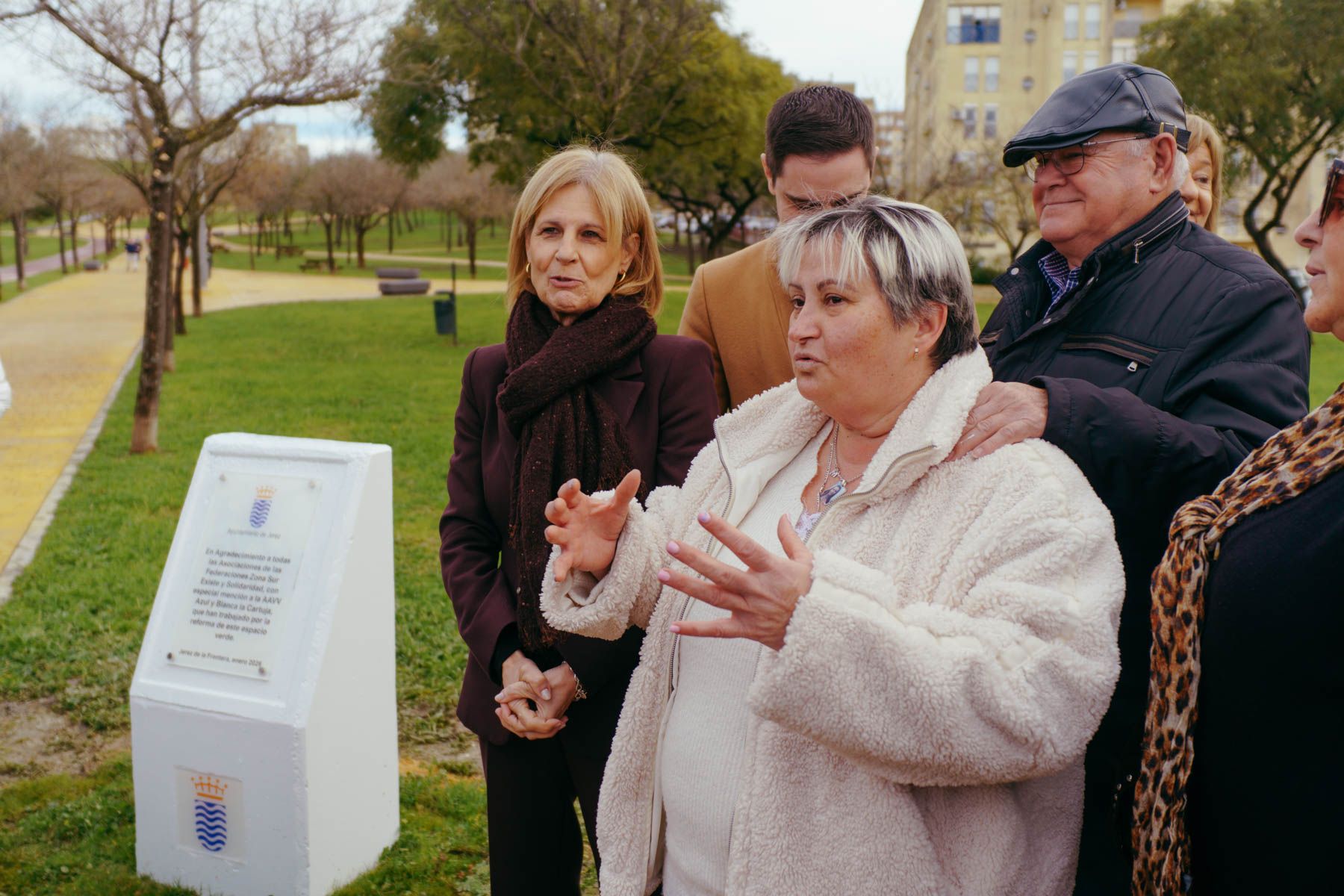 María José García-Pelayo junto a la hija de Sebastián Peña durante el acto de homenaje celebrado en el parque que lleva su nombre en San Telmo