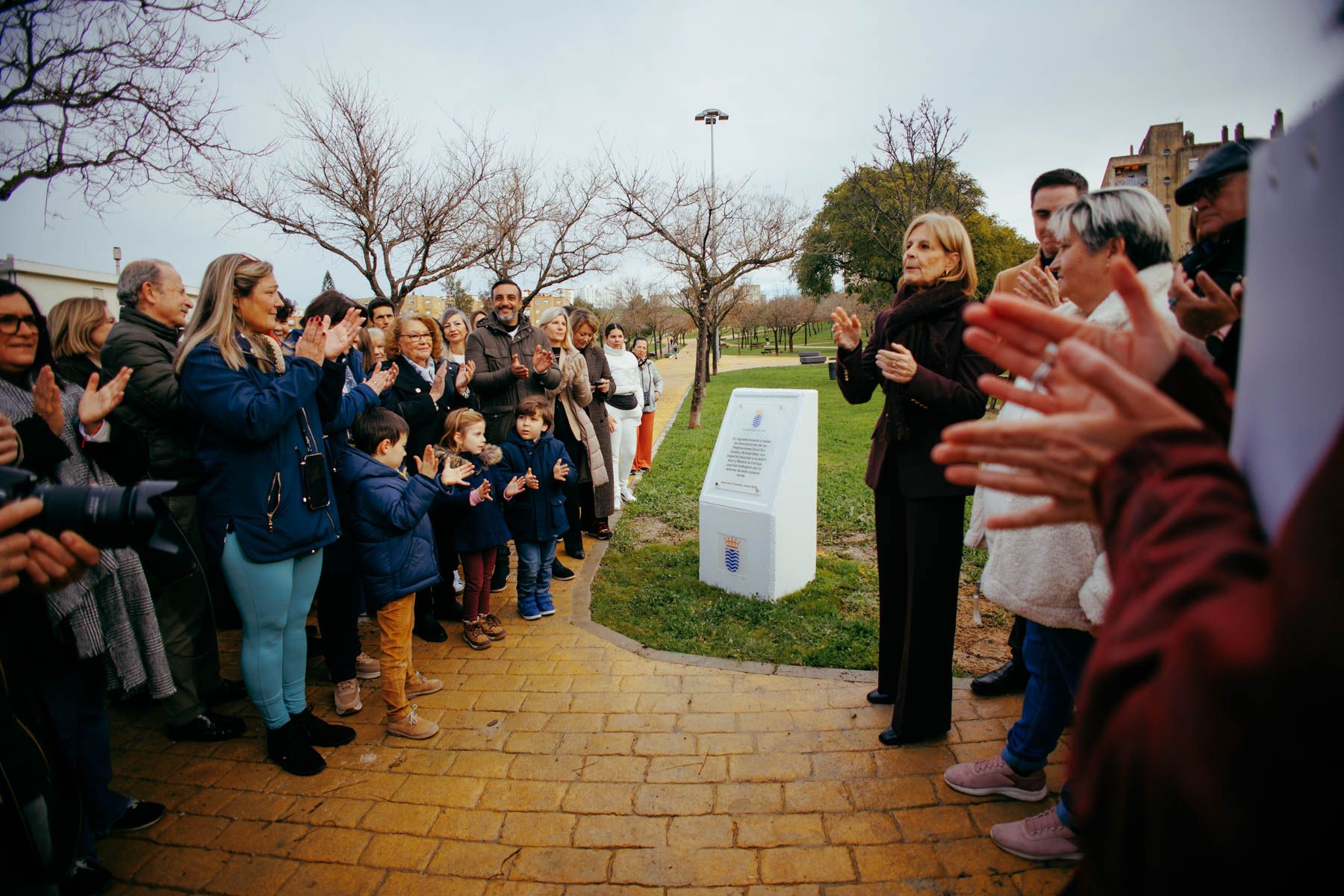 María José García-Pelayo junto a la familia de Sebastián Peña durante el acto de homenaje celebrado en el parque que lleva su nombre en San Telmo