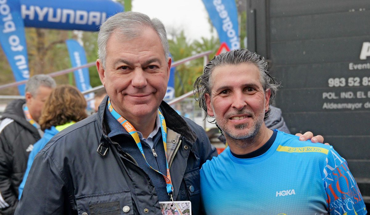 El alcalde de Sevilla, con Arcángel, al terminar la carrera. El alcalde de Sevilla, con Arcángel, al terminar la carrera.