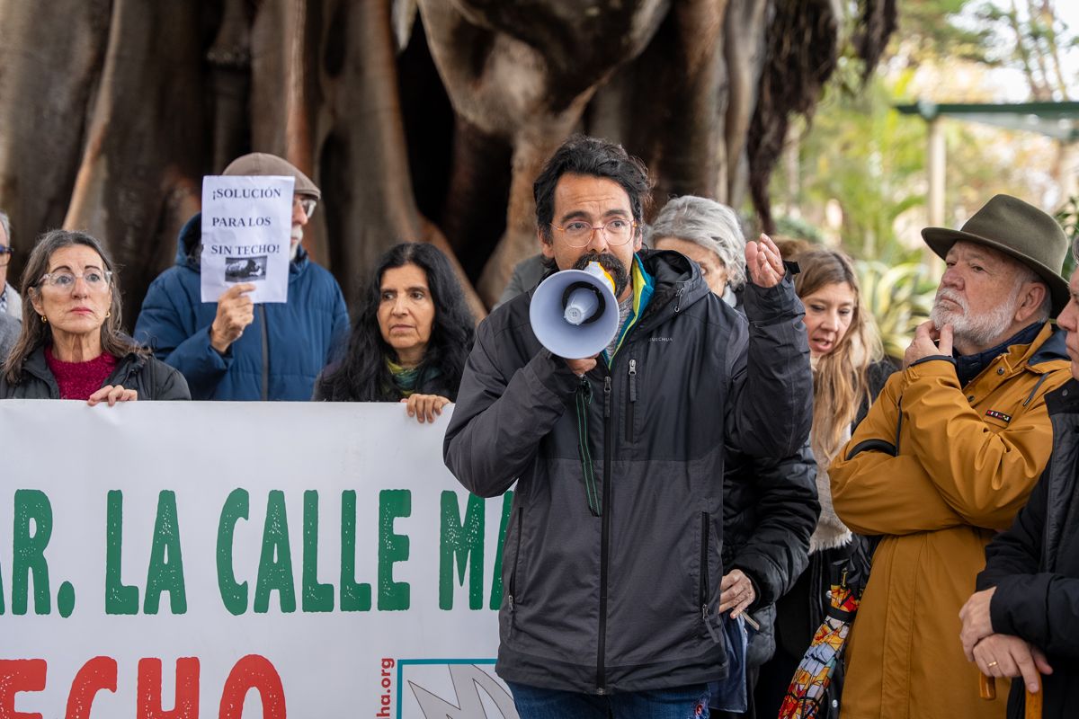 El portavoz de la Asociación Pro Derechos Humanos, durante la concentración de este lunes.