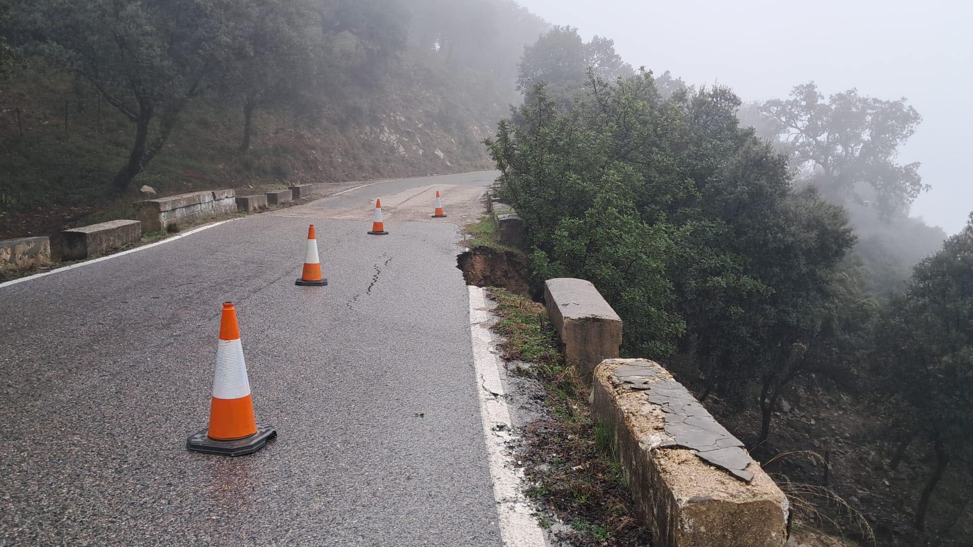 Alerta máxima entre Grazalema y Benamahoma por un derrumbe en plena carretera. Las fuertes lluvias no cesan.