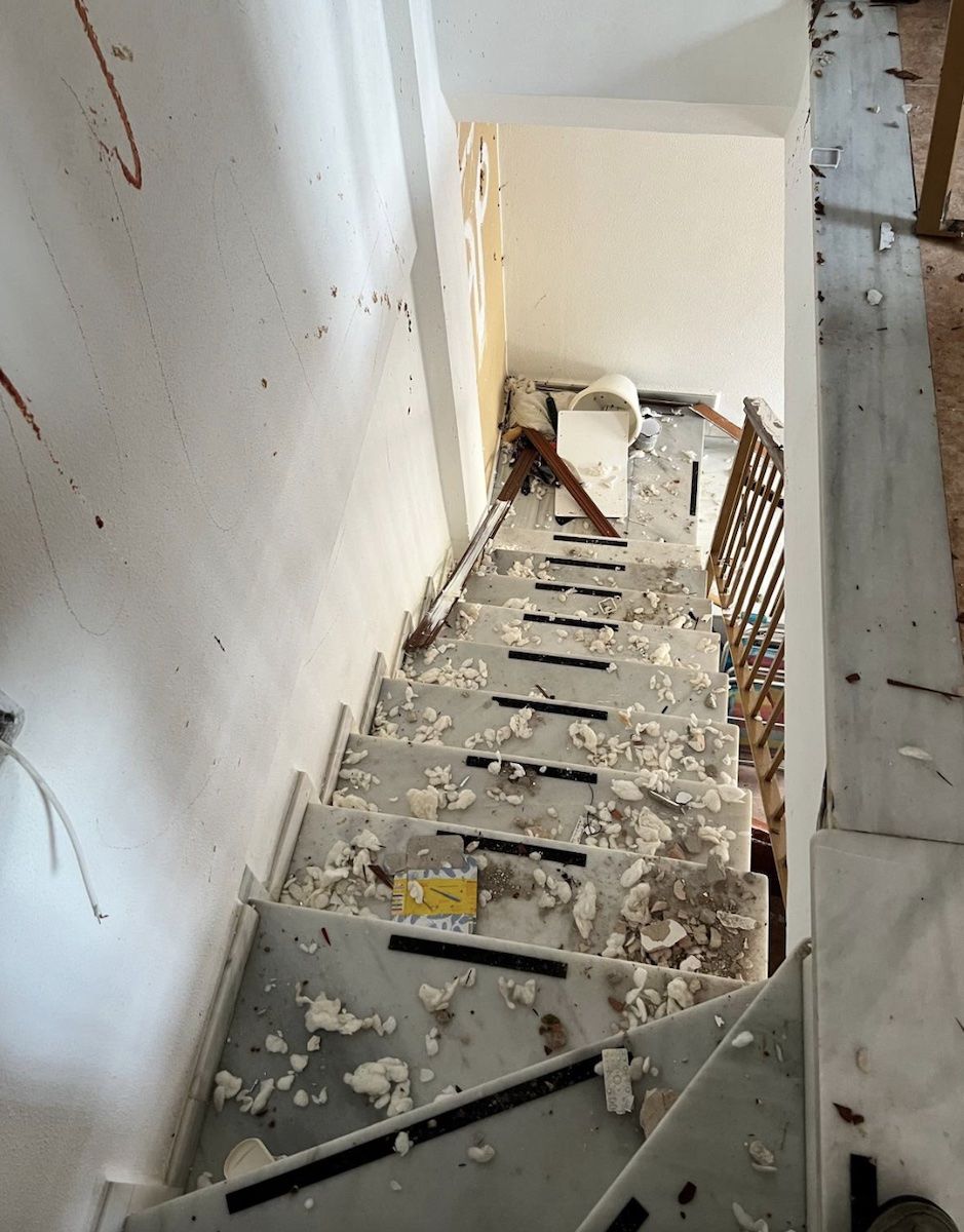 Las escaleras, también destrozadas, de la casa de Yolanda en Chipiona.