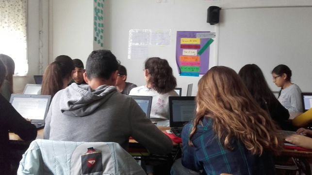 Alumnos de una escuela con sus ordenadores portátiles.