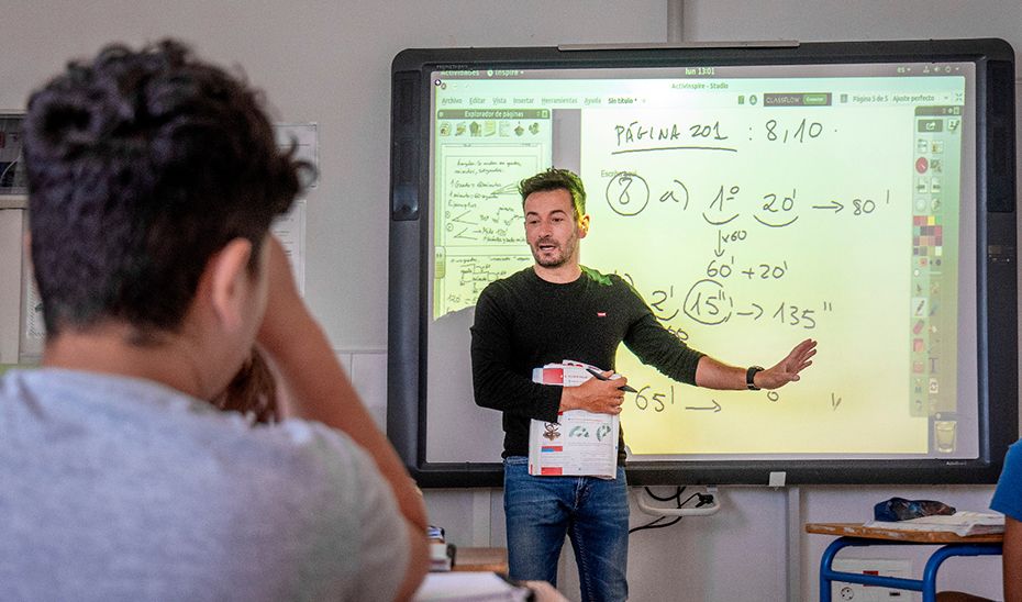 Un profesor en un aula de Andalucía, en una imagen de archivo