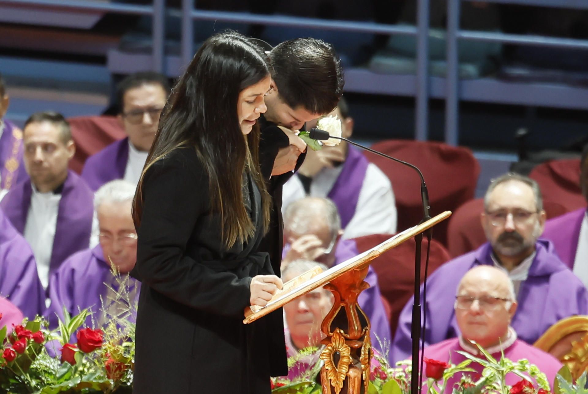 Liliana Sáez, junto a su hermano Fidel, ha hablado en el funeral celebrado en Huelva en nombre de las familias de las 45 víctimas mortales del accidente ferroviario de Adamuz.