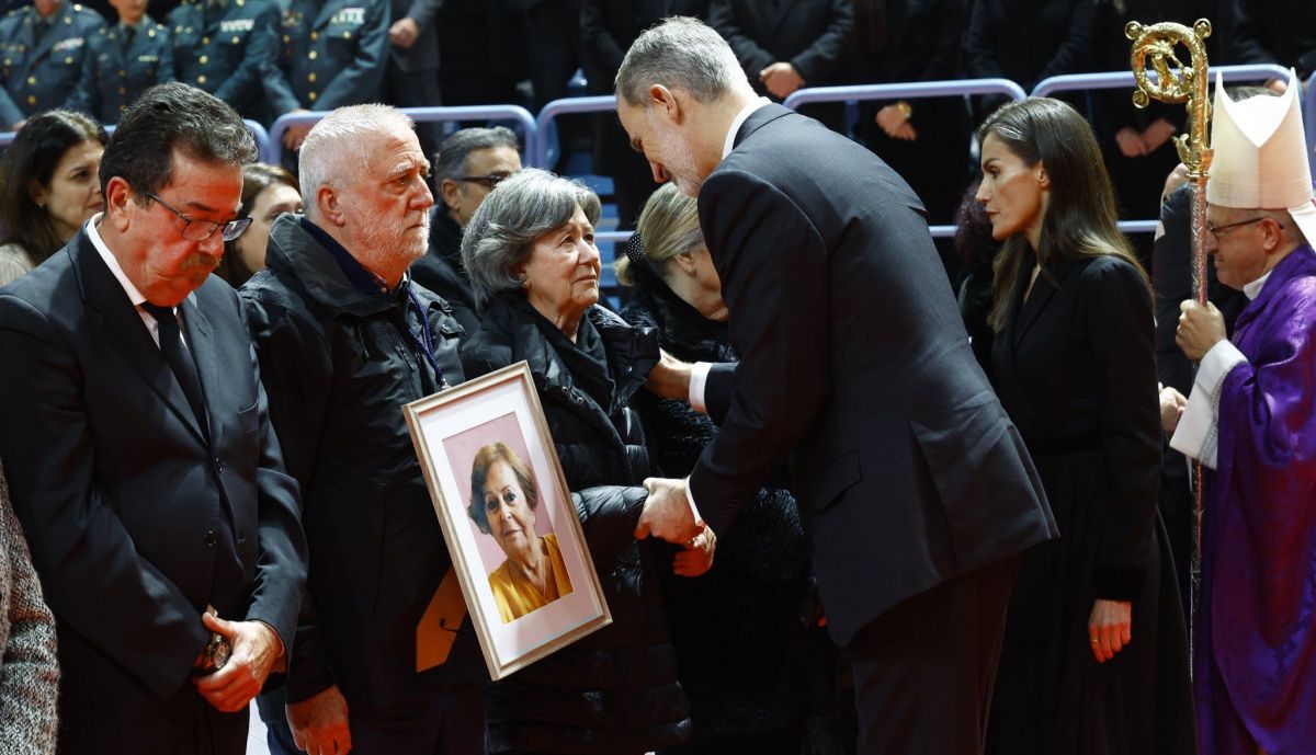 Los Reyes de España, en el funeral celebrado en Huelva por las víctimas.