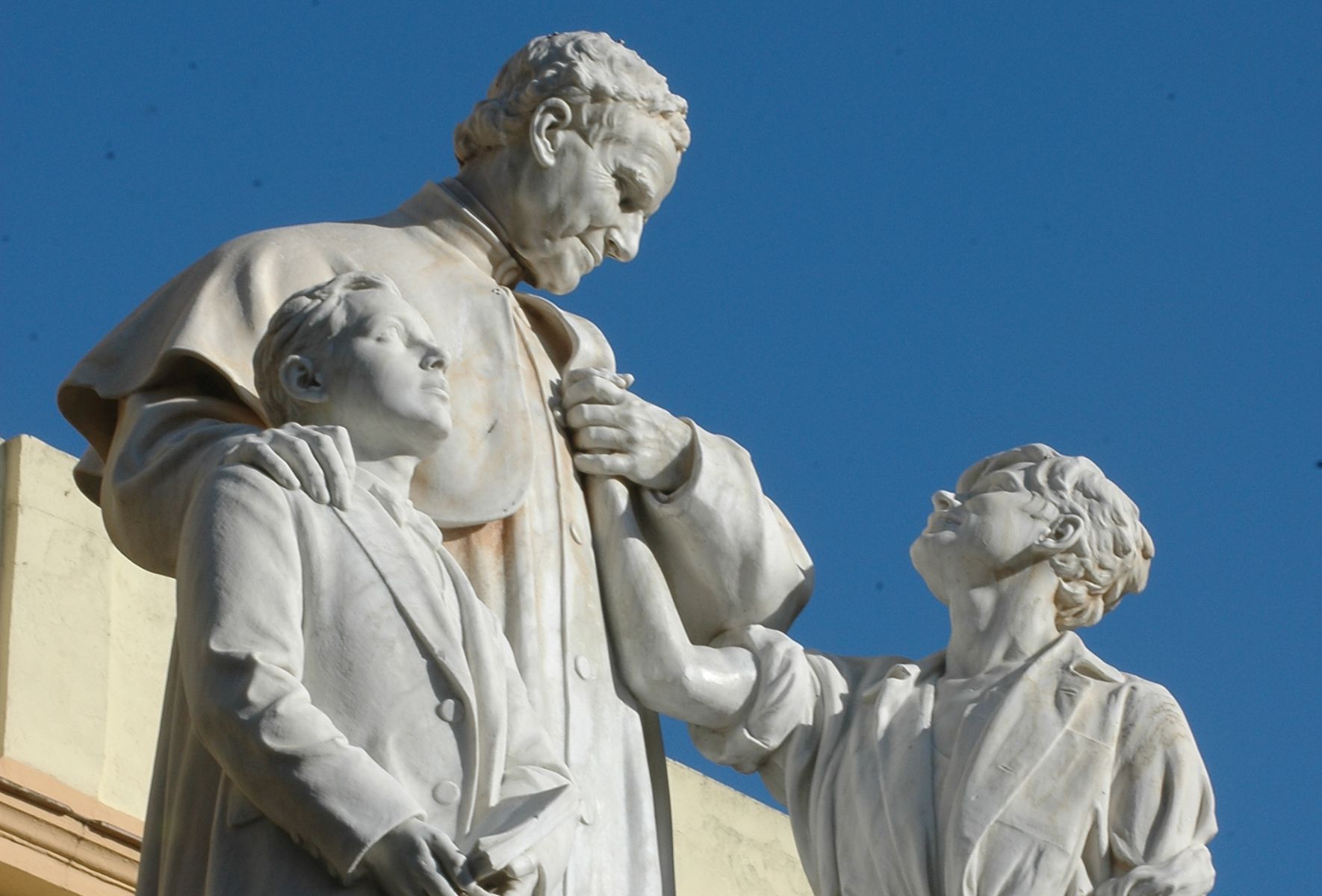 Monumento a San Juan Bosco, visión lateral derecha   foto JM Sedeño