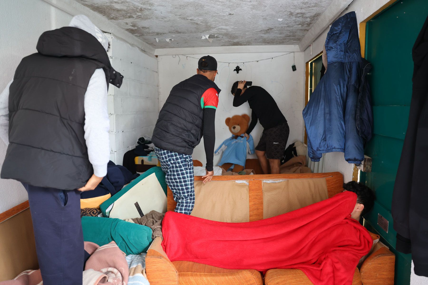 Jóvenes migrantes, dentro de una caseta de la luz de la zona sur de Jerez, donde viven.