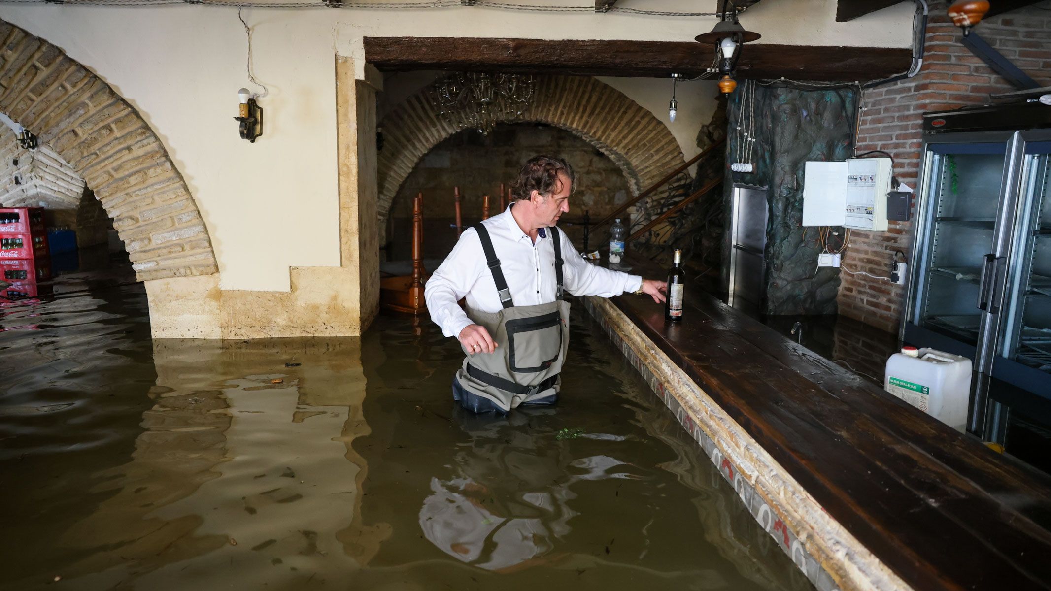 Otra imagen de Rodrigo Valle, dentro de Venta de Cartuja, con el agua casi por la cintura. 