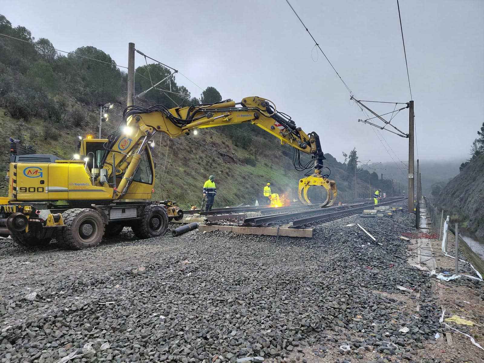 Labores de reconstrucción por Adif de la vía ferrea en Adamuz.