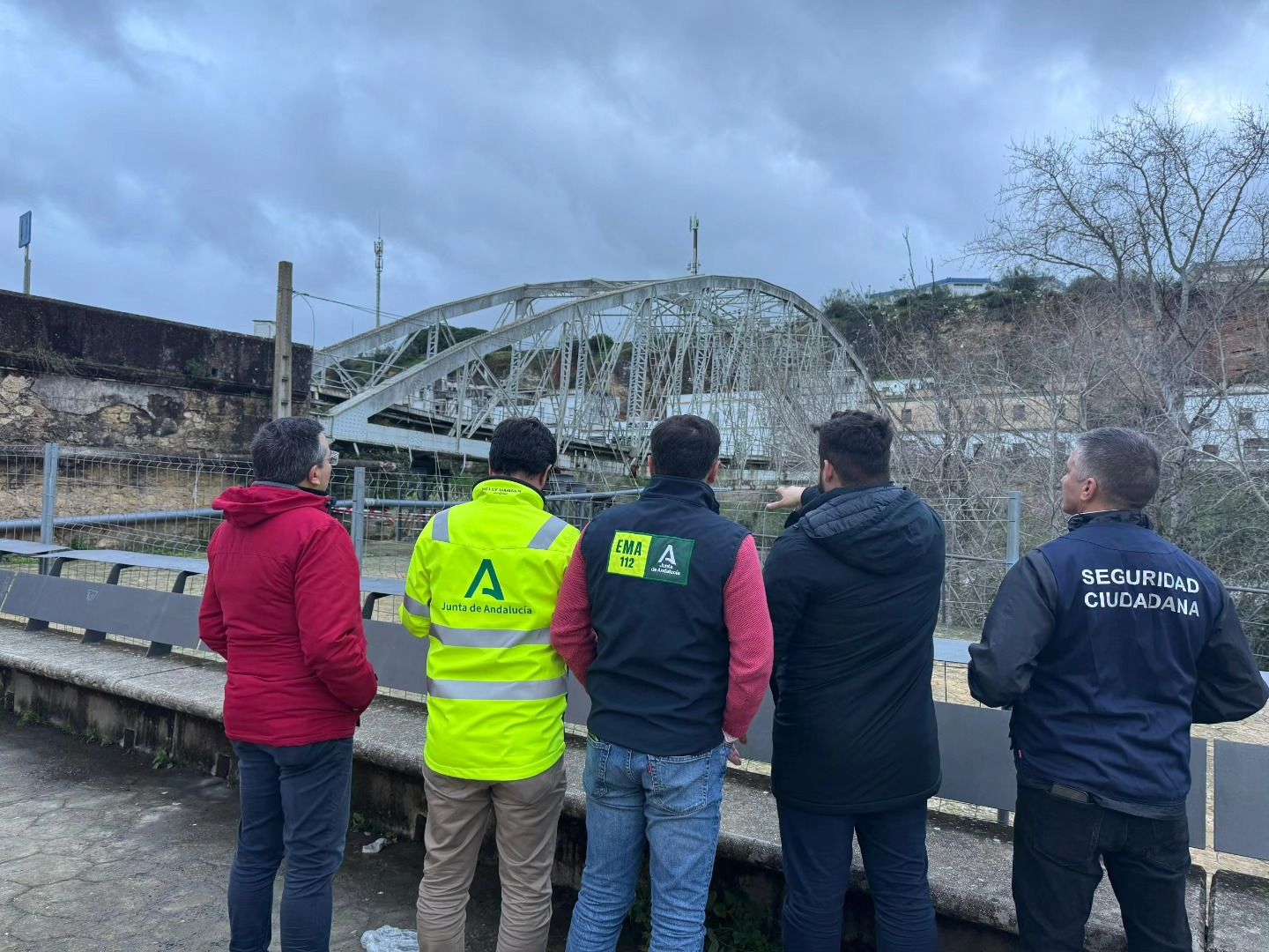 Trabajos en el puente de San Miguel en Arcos tras el paso de la borrasca 'Kristin'.