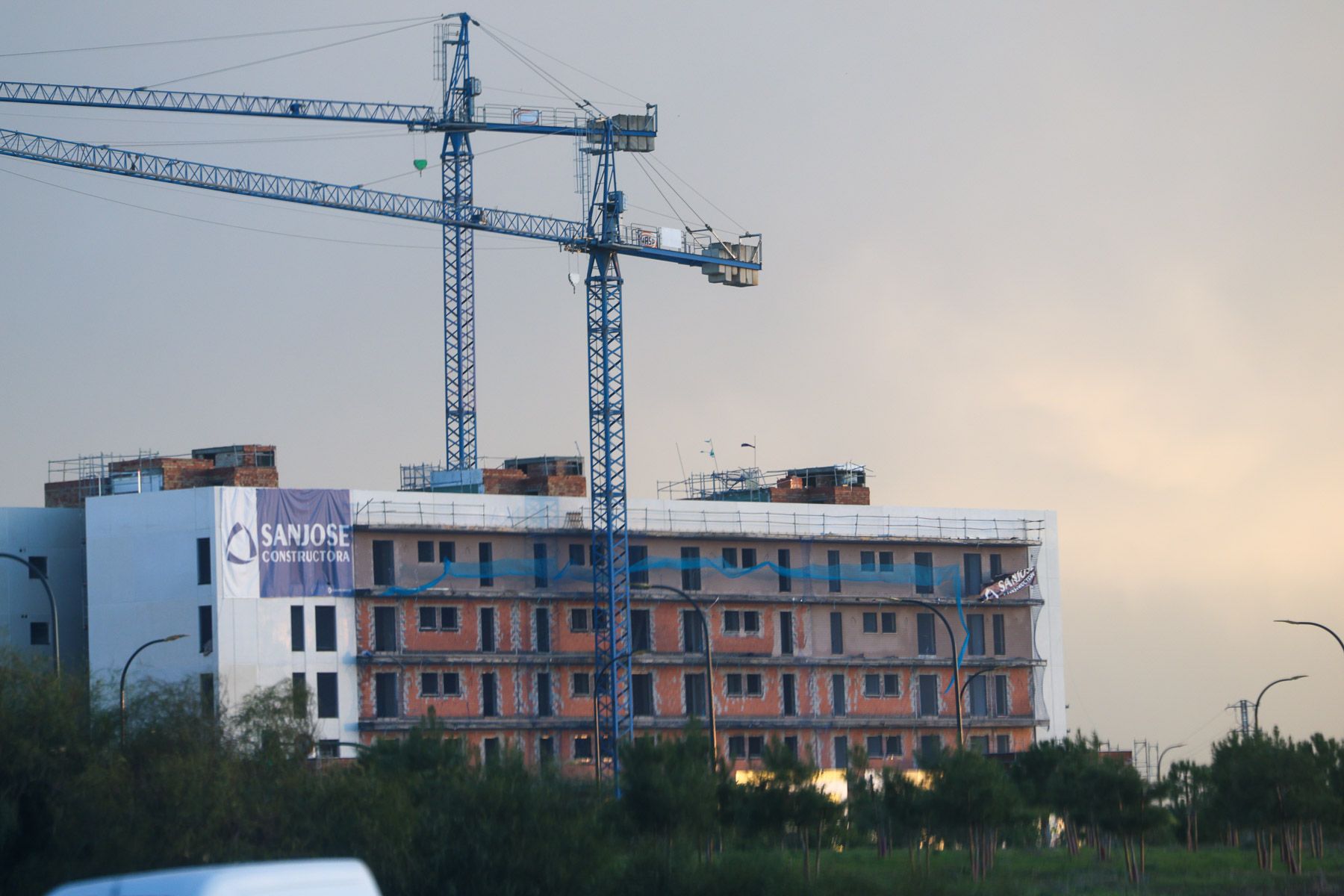 Grúas en obra nueva en la provincia de Sevilla, en una imagen de archivo.