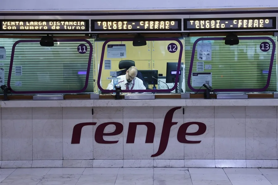 Suspendida la circulación de trenes entre dos municipios de Huelva por riesgo de desprendimientos. Una taquilla de venta de billetes de Renfe, en una imagen reciente.