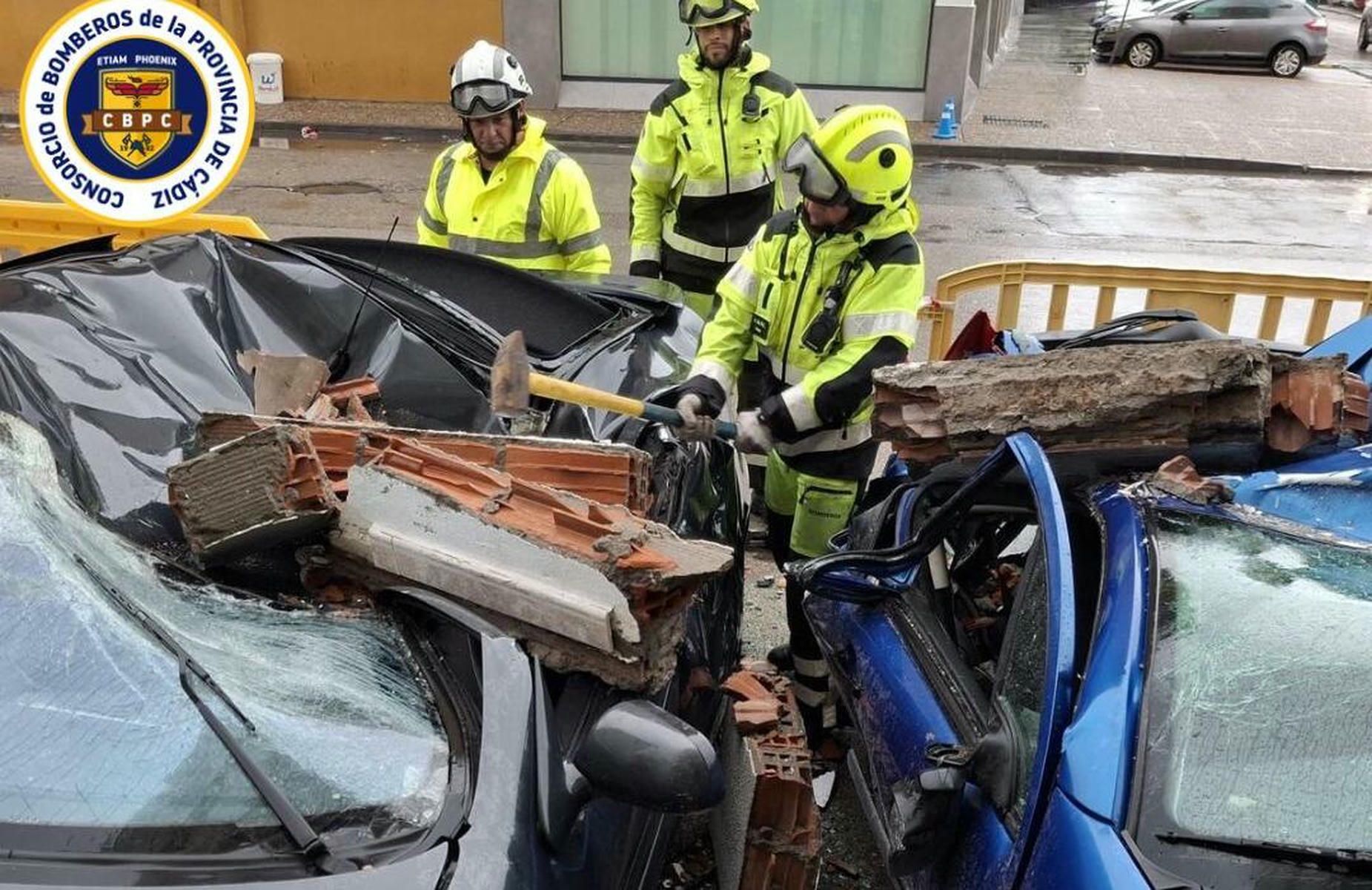 Los restos del balcón, sobre dos coches.