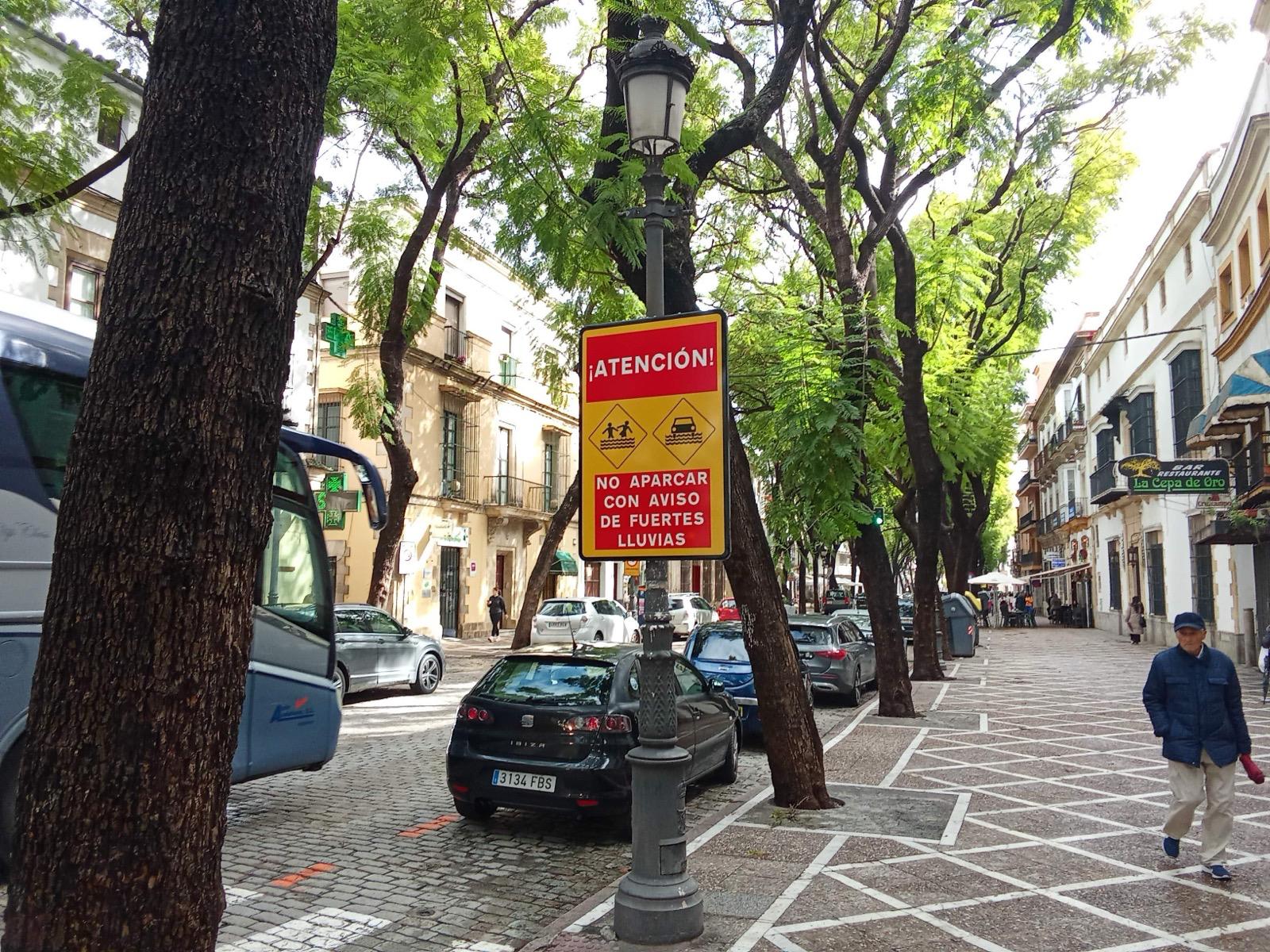 Los carteles informativos en zonas vulnerables como la calle Porvera serán retirados tras desactivarse el dispositivo preventivo ante el riesgo de inundaciones.